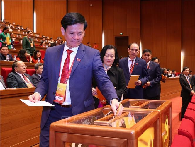 Los delegados emiten sus votos para elegir al Comité Central del Partido del XIV mandato. Foto: VNA