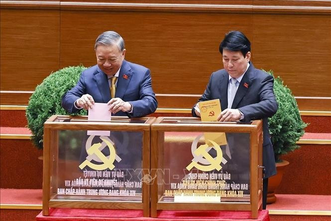 El secretario general del Partido Comunista de Vietnam, To Lam, y el presidente del Estado, Luong Cuong, emiten sus votos para elegir al Comité Central del Partido del XIV mandato. Foto: VNA
