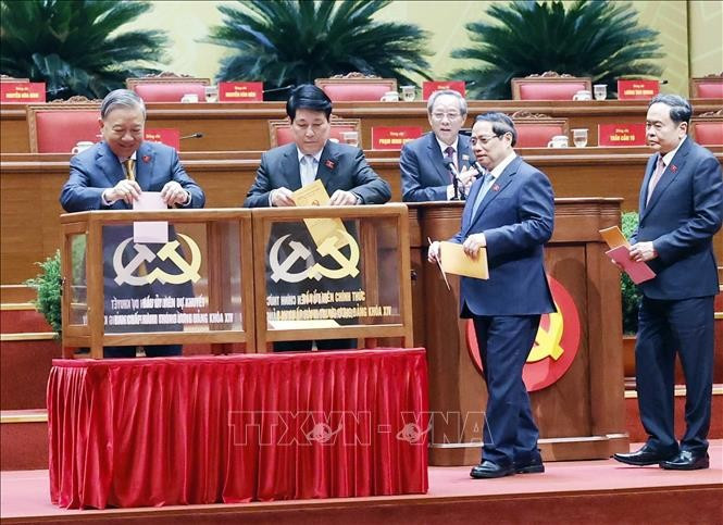 El secretario general del Partido Comunista de Vietnam, To Lam, junto con otros dirigentes del Partido y del Estado, emite su voto para elegir al Comité Central del Partido del XIV mandato. Foto: VNA