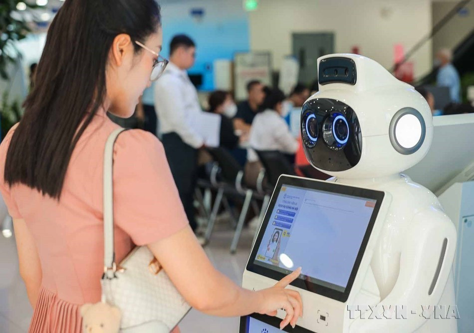 La ciencia, la tecnología, la innovación y la transformación digital continúan siendo identificadas como motores del desarrollo. En la foto: Un robot recepcionista ayuda con los trámites, consultas de información y orientación a los mostradores, aliviando la carga del personal humano. Foto: VNA