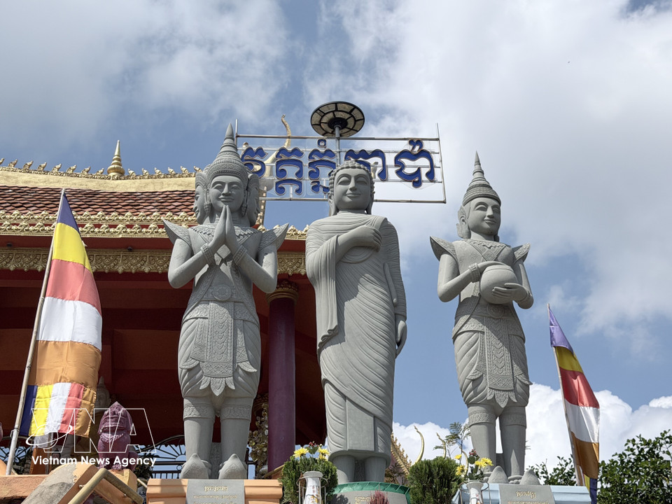 Imagen de Buda con la fuerte impronta de los templos Khmer del Sur en el interior de la pagoda. Foto: VNA