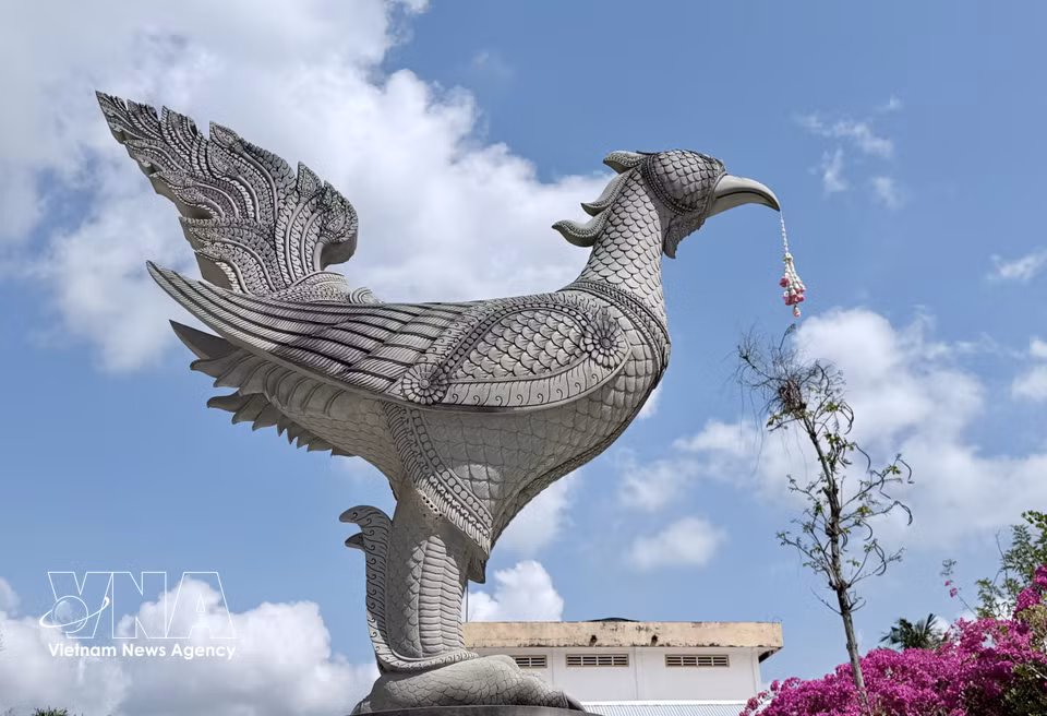 Figuras de criaturas mitológicas decorativas frente al santuario principal, con la marcada impronta arquitectónica de los templos Khmer de la región. Foto: VNA