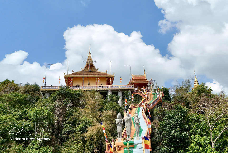 Escaleras de vibrantes colores que conducen al santuario principal de la pagoda Ta Pa, con un marcado estilo arquitectónico de los templos Khmer del Sur. Foto: VNA