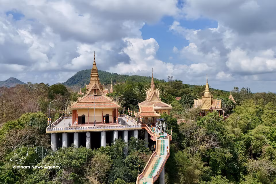 El complejo arquitectónico de la pagoda Ta Pa destaca en medio del paisaje natural. Foto: VNA