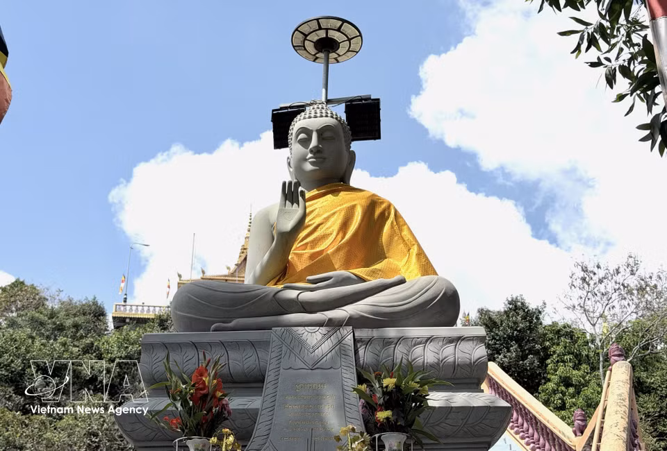Imagen solemne de Buda en el interior de la pagoda, lugar que atrae a numerosos fieles y turistas para la peregrinación y el culto. Foto: VNA