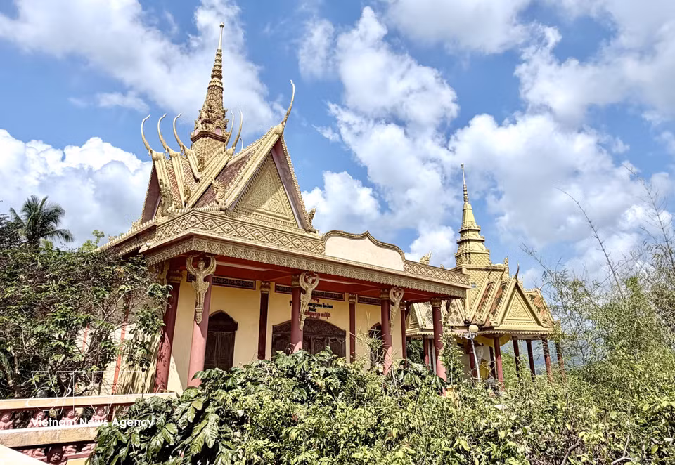 Los techos del templo, de curvatura pronunciada y múltiples niveles superpuestos, son característicos de la arquitectura de los templos Khmer del Sur. Foto: VNA