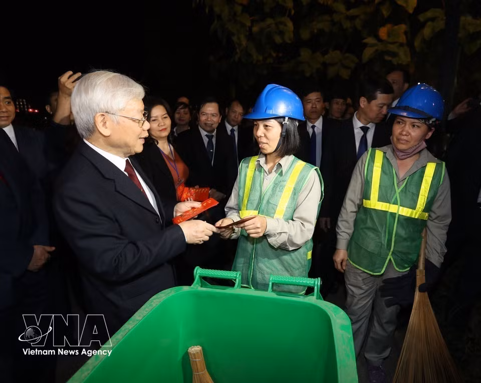 El secretario general del Partido Comunista y presidente de Vietnam, Nguyen Phu Trong, visita a trabajadores de limpieza en la víspera de Año Nuevo Lunar 2019. (Foto: VNA)