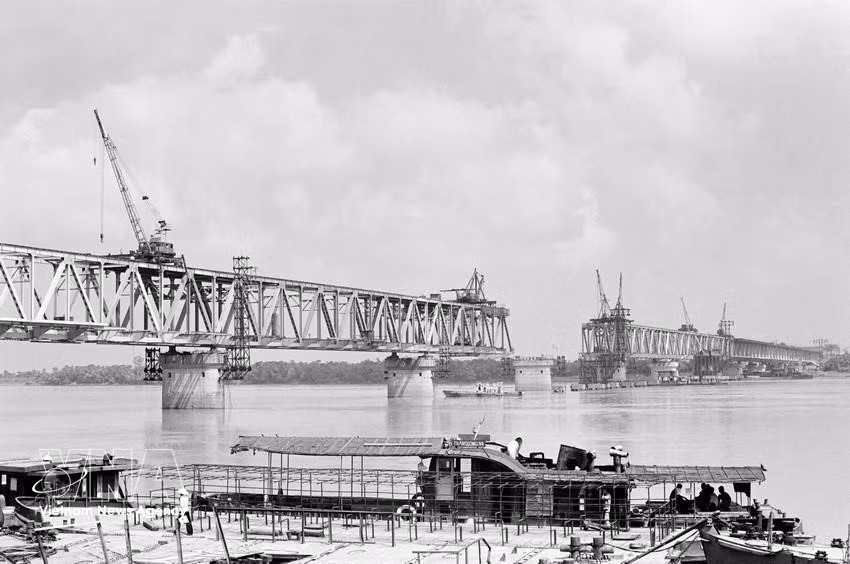 Trabajadores instalan en 1984 los últimos tramos del puente Thang Long, símbolo del esfuerzo colectivo. (Foto: VNA)