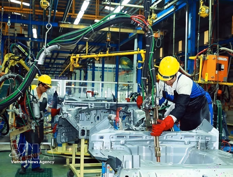 Ensamblaje de vehículos en la planta de Hyundai Thanh Cong Vietnam. (Foto: VNA)