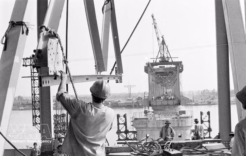 Cuadros y trabajadores de la empresa del puente Thang Long laborando arduamente en la obra (1983). (Foto: VNA)