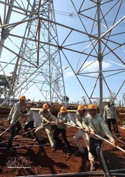 Obreros de construcción eléctrica trabajan en la línea de 500kV Pleiku - My Phuoc - Cau Bong. (Foto: VNA)