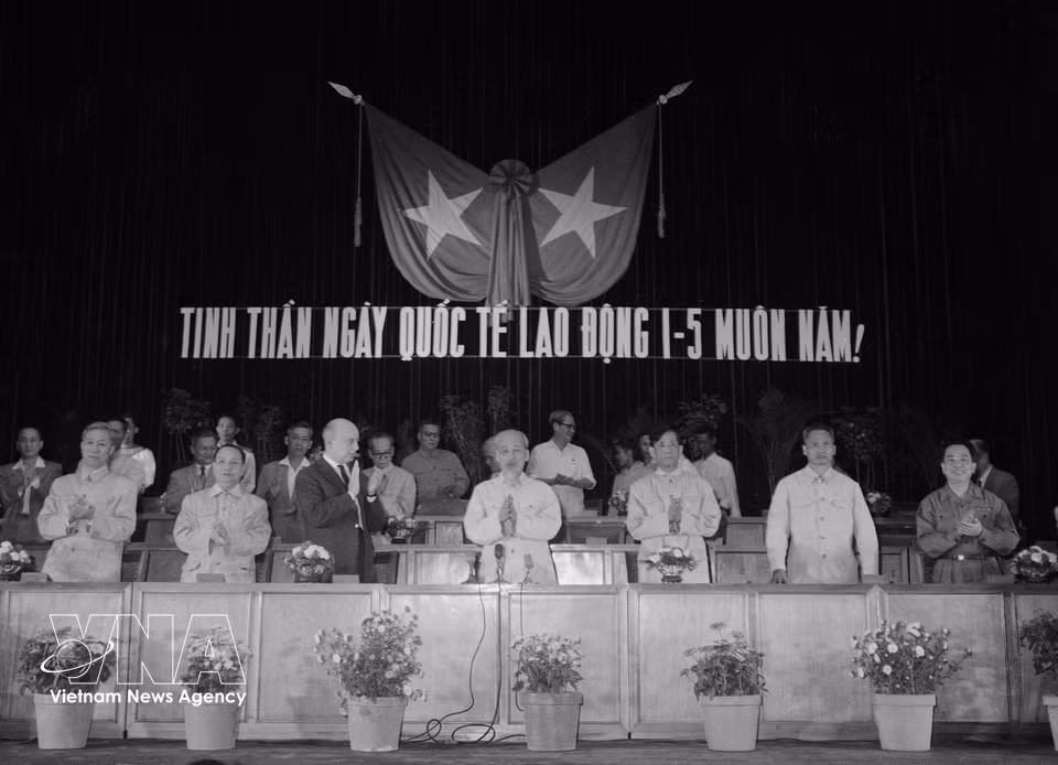 18/2/1946: El Presidente Ho Chi Minh firma el decreto que declara el 1 de mayo festivo oficial. En la foto: Presidente Ho Chi Minh en la conmemoración de 1955. (Foto: VNA)