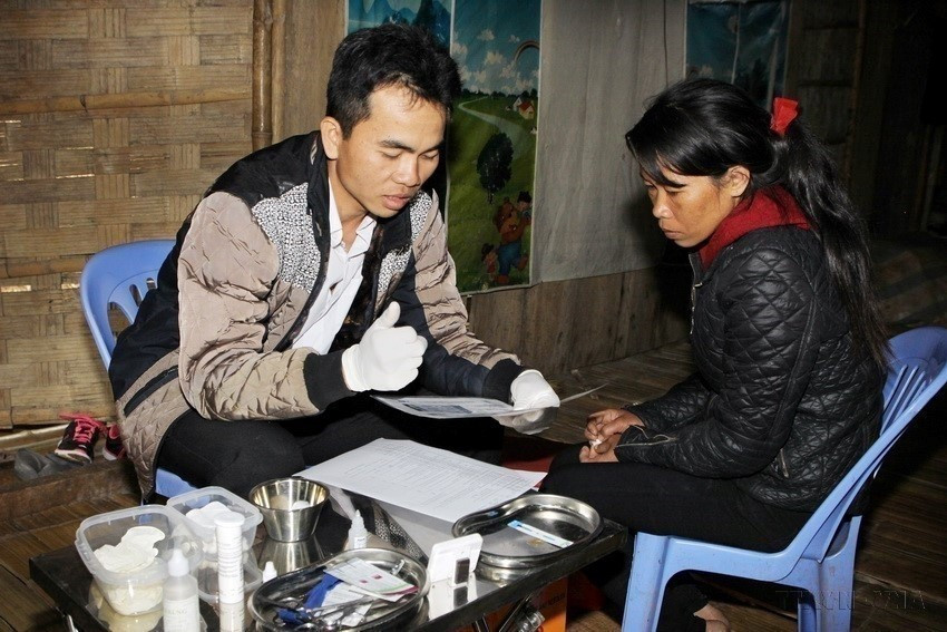 Provisión gratuita de servicios de prueba móvil de VIH/SIDA en aldeas y pueblos de la localidad montañosa de Quan Hoa para grupos de alto riesgo. Foto: VNA
