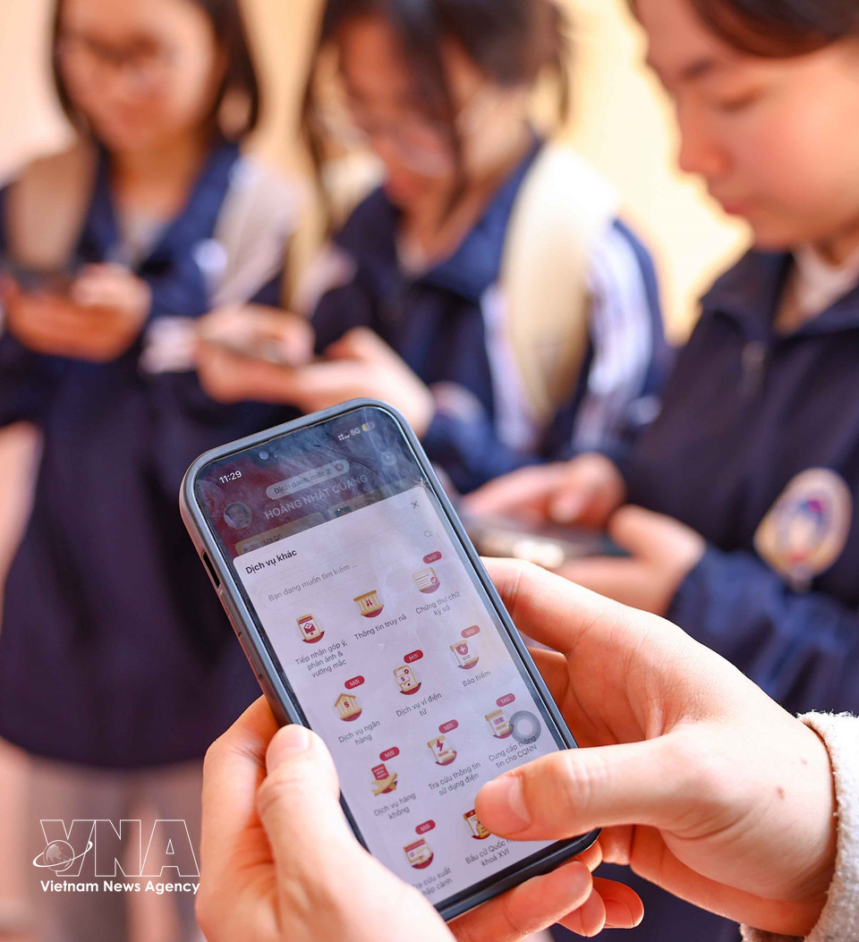 En la aplicación VNeID, los votantes que son estudiantes con cuenta de identificación electrónica nivel 2 pueden consultar su lugar de votación. Foto: VNA