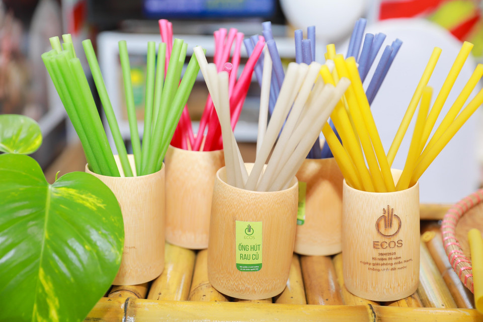 Productos ecológicos como las “Pajitas de verduras Ecos” de la Cooperativa Agrícola Song Hong en Hanoi se presentaron en la Feria de Otoño. Foto: VNA