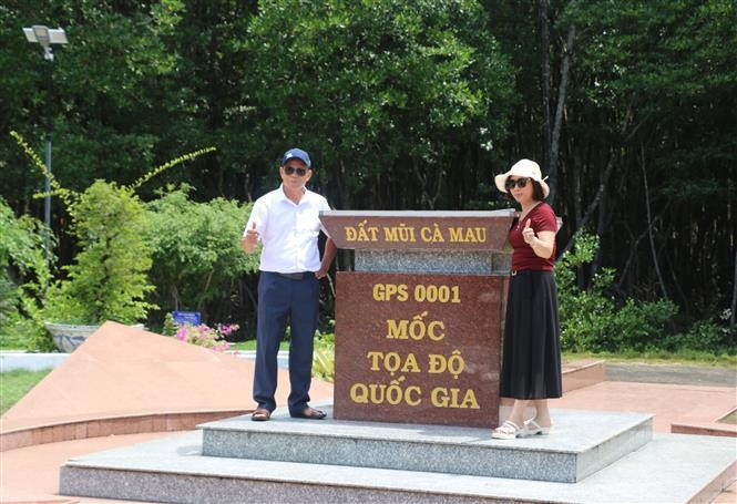 Visitantes toman fotos en el Hito de Coordenadas Nacionales del Cabo de Ca Mau, ubicado en la Zona Turística del Cabo de Ca Mau, comuna de Dat Mui. Foto: VNA