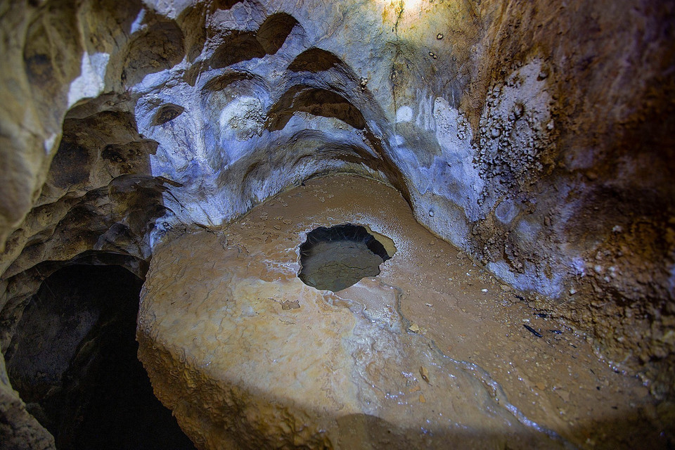 El “Pozo de las Hadas” en la cueva Nam Son es una pequeña abertura en una roca con abundante agua que nunca se agota. Foto: VNA