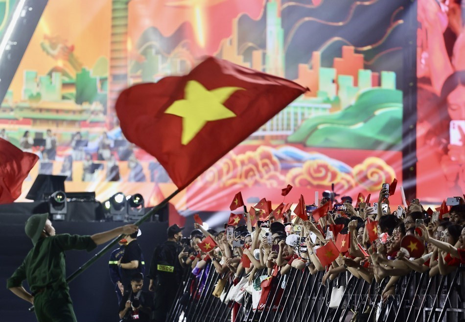 El programa artístico “La Patria en el corazón” efectuado en Hanoi el 10 de agosto de 2025. Foto: VNA
