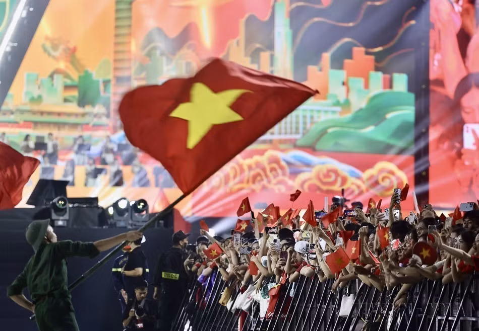 El programa artístico “La Patria en el corazón” efectuado en Hanoi el 10 de agosto de 2025. Foto: VNA