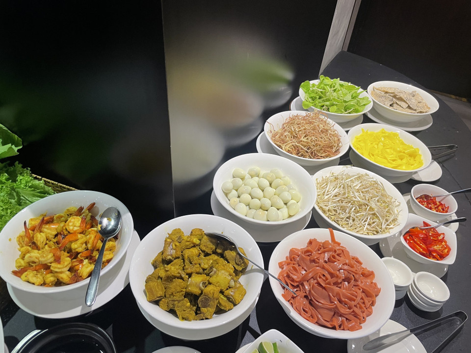 El Mi Quang con varios ingredientes como camarones, carne y huevo de codorniz del restaurante Chic es muy popular entre los clientes. Foto: VNA
