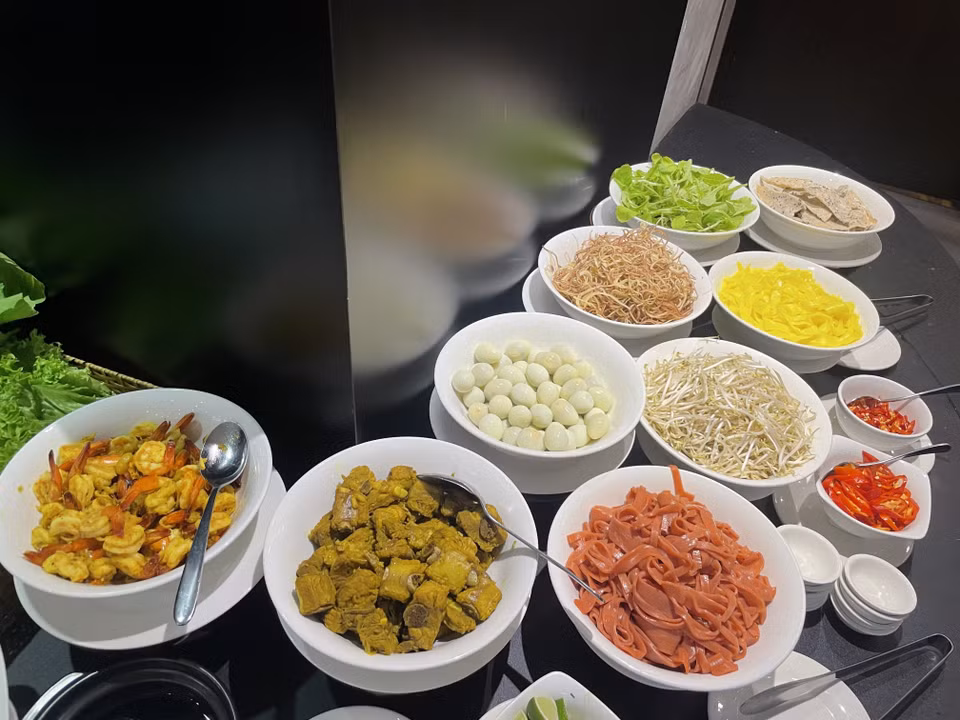 El Mi Quang con varios ingredientes como camarones, carne y huevo de codorniz del restaurante Chic es muy popular entre los clientes. Foto: VNA