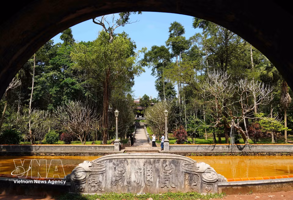 Camino hacia la Sala Principal de la Pagoda Tu Hieu visto desde la entrada principal. (Foto: VNA)