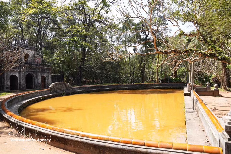 El lago en forma de media luna situado justo detrás de la entrada principal de la Pagoda Tu Hieu. (Foto: VNA)