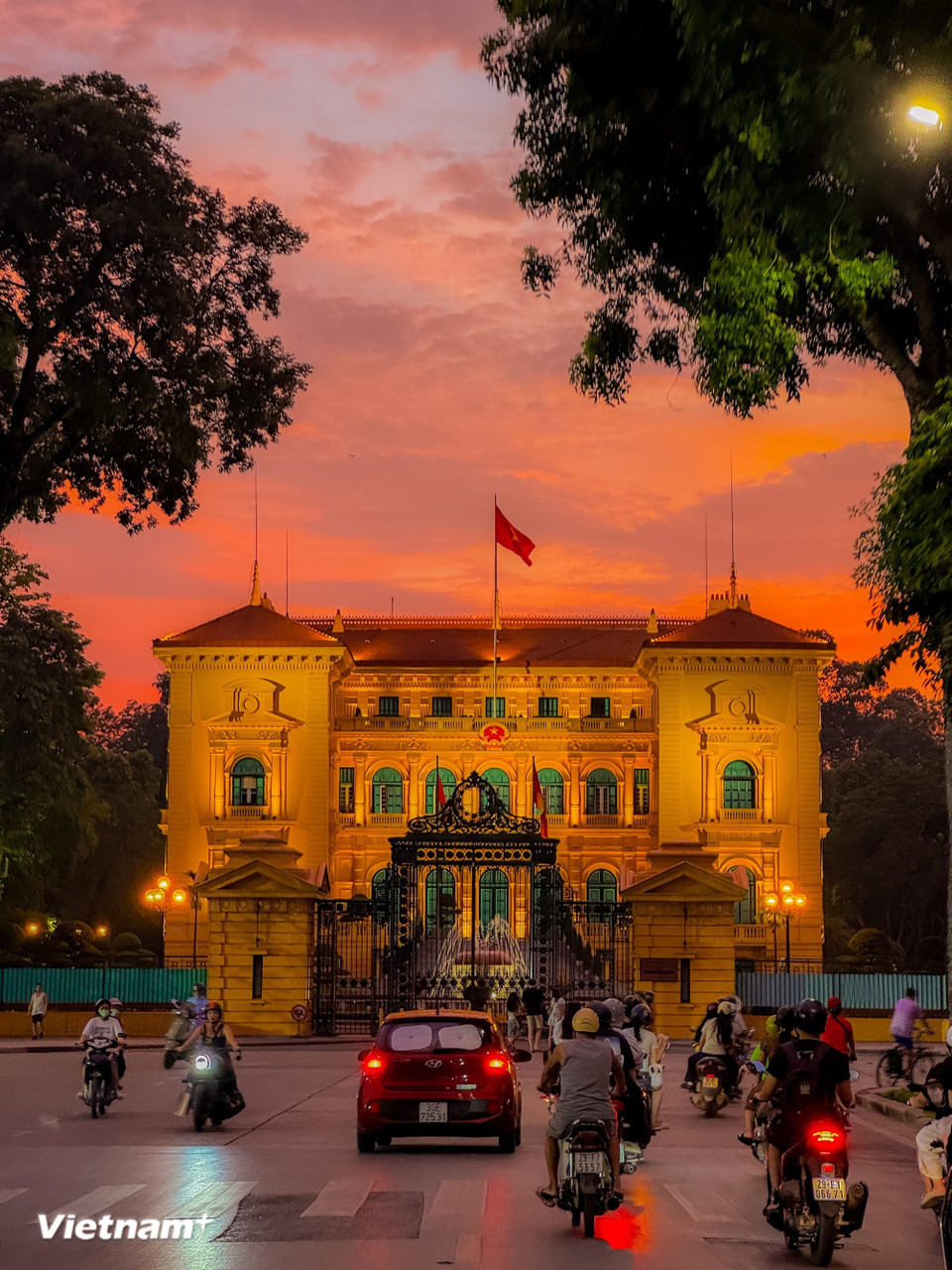 Ese tono dorado se intensifica hasta llegar a un tono púrpura que se extiende por el cielo, fundiéndose con las nubes que flotan perezosamente. Es el instante justo en que Hanoi hace que uno se detenga, aunque vaya con prisa, para sacar el móvil y tomar una foto rápida. (Foto: Vietnam+)