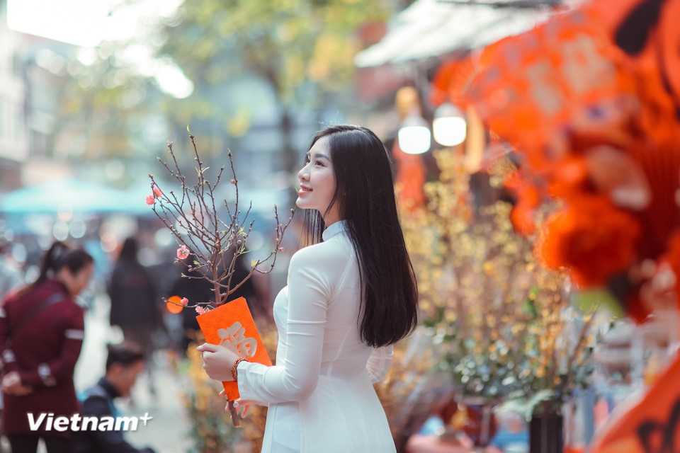 En las calles del casco antiguo, los habitantes de la capital vietnamita, engalanados con sus trajes tradicionales Ao Dai, pasean y se toman fotos, creando una imagen muy característica del Tet. (Foto: Vietnam+)