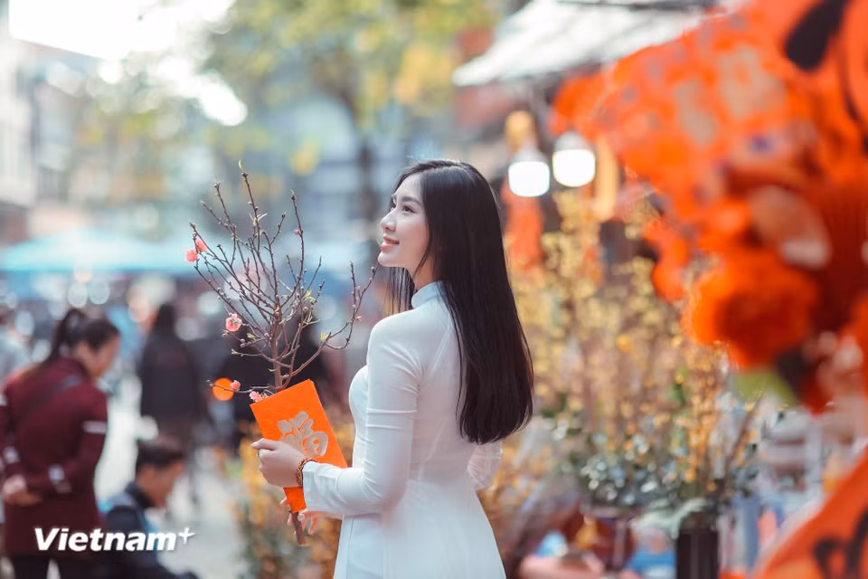 En las calles del casco antiguo, los habitantes de la capital vietnamita, engalanados con sus trajes tradicionales Ao Dai, pasean y se toman fotos, creando una imagen muy característica del Tet. (Foto: Vietnam+)