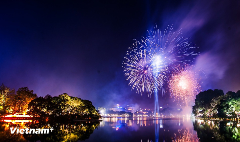 El lanzamiento de los fuegos artificiales de Año Nuevo en el lago Hoan Kiem posee una belleza radiante y sagrada, como el latido común de toda la ciudad en el instante de transición entre el año viejo y el nuevo. (Foto: Vietnam+)