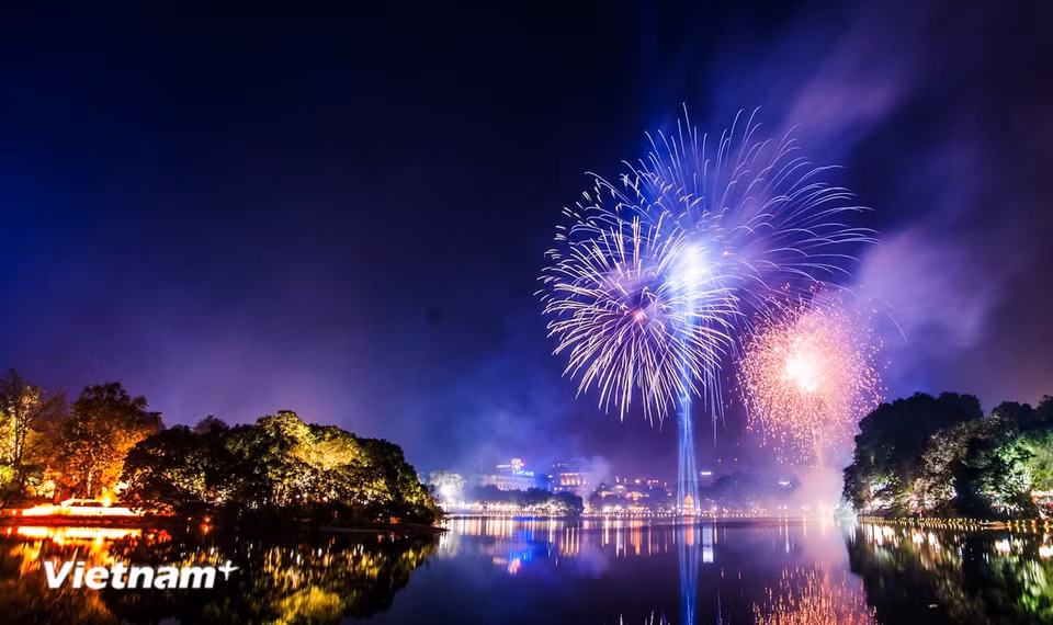 El lanzamiento de los fuegos artificiales de Año Nuevo en el lago Hoan Kiem posee una belleza radiante y sagrada, como el latido común de toda la ciudad en el instante de transición entre el año viejo y el nuevo. (Foto: Vietnam+)