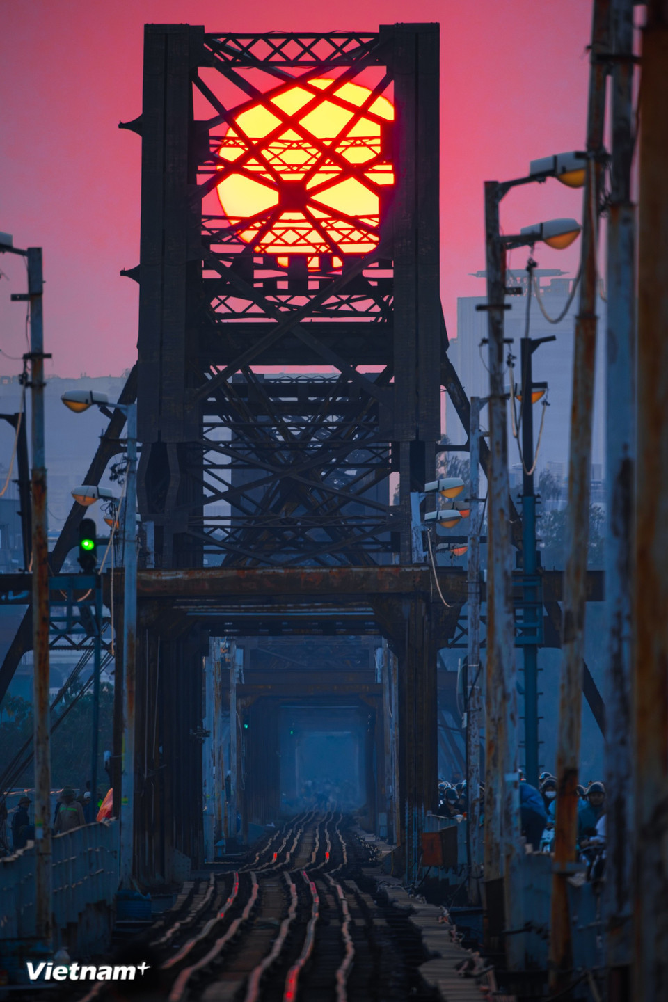 En la luz del atardecer, las calles se vuelven más amables, la gente también se toma las cosas con más calma y Hanoi se muestra cercana y a la vez soñadora, suficiente para que cualquiera quiera guardar para sí un pedazo del recuerdo personal de esta urbe milenaria. (Foto: Vietnam+)