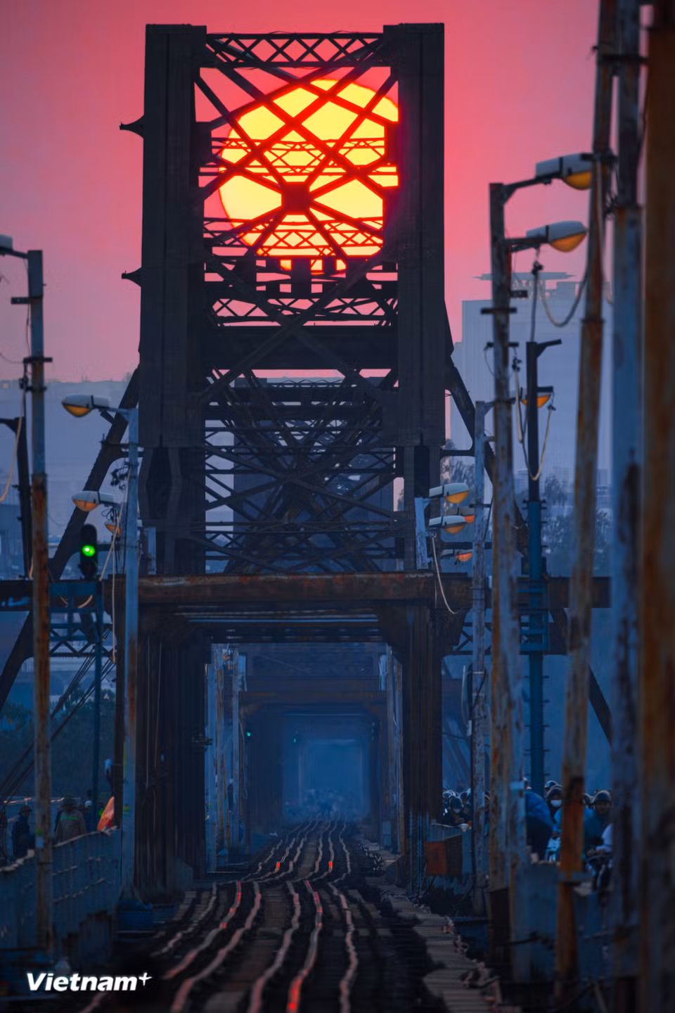 En la luz del atardecer, las calles se vuelven más amables, la gente también se toma las cosas con más calma y Hanoi se muestra cercana y a la vez soñadora, suficiente para que cualquiera quiera guardar para sí un pedazo del recuerdo personal de esta urbe milenaria. (Foto: Vietnam+)