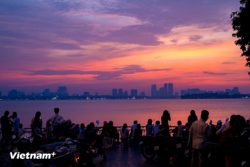 El atardecer se extiende sobre el Lago del Oeste, la luz pinta sobre la superficie del agua franjas de color naranja, rosa y púrpura de una belleza idílica. (Foto: Vietnam+)