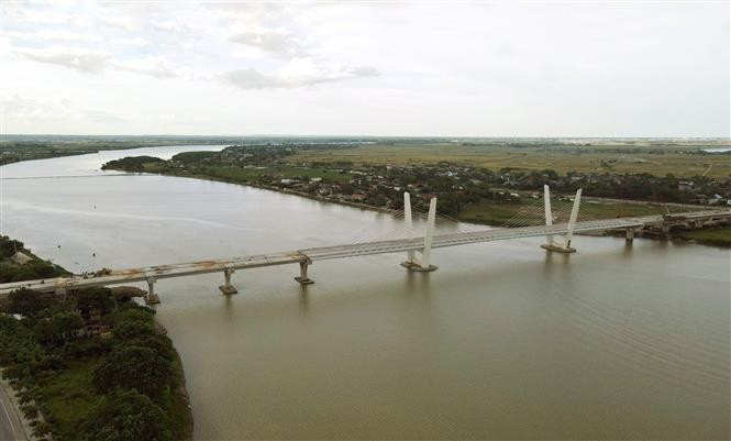 El puente Thach Han 1, ubicado en esta carretera, tiene 1,3 km de largo y más de 17 m de ancho, con un valor de construcción de casi 19 millones de USD. Conectará el distrito urbano de Nam Dong con la comuna de Trieu y se espera que esté terminado a finales de 2025. Foto: VNA