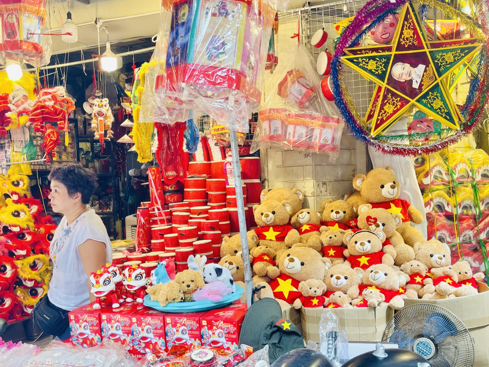 Juguetes únicos para el Festival de Medio Otoño exhibidos en las tiendas de la calle capitalina de Hang Ma. Foto: VNA