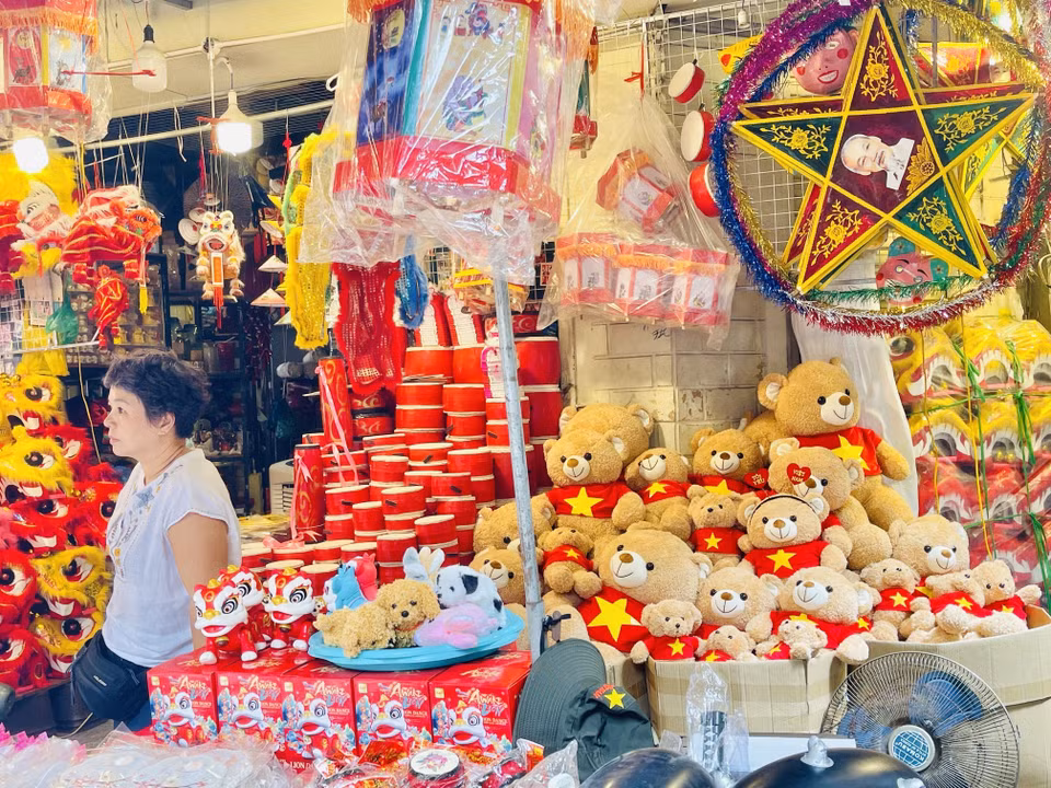 Juguetes únicos para el Festival de Medio Otoño exhibidos en las tiendas de la calle capitalina de Hang Ma. Foto: VNA