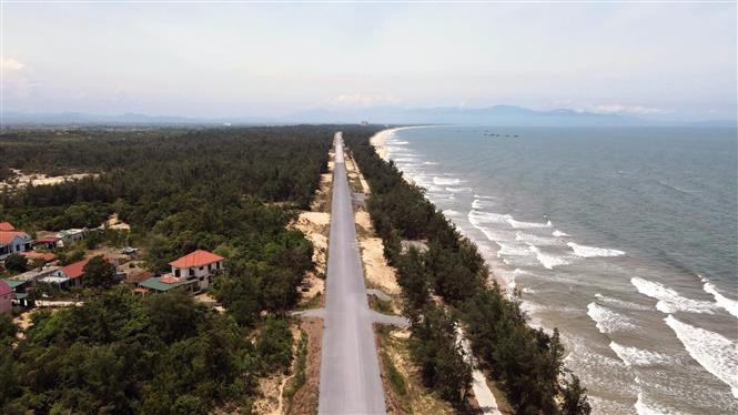 La carretera costera de Quang Tri abre oportunidades de desarrollo para numerosas zonas potenciales a lo largo del litoral. Foto: VNA