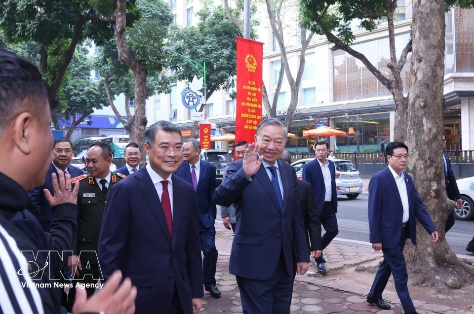El secretario general del Partido Comunista de Vietnam, To Lam, ejerce su derecho al voto en las elecciones legislativas . (Foto: VNA)