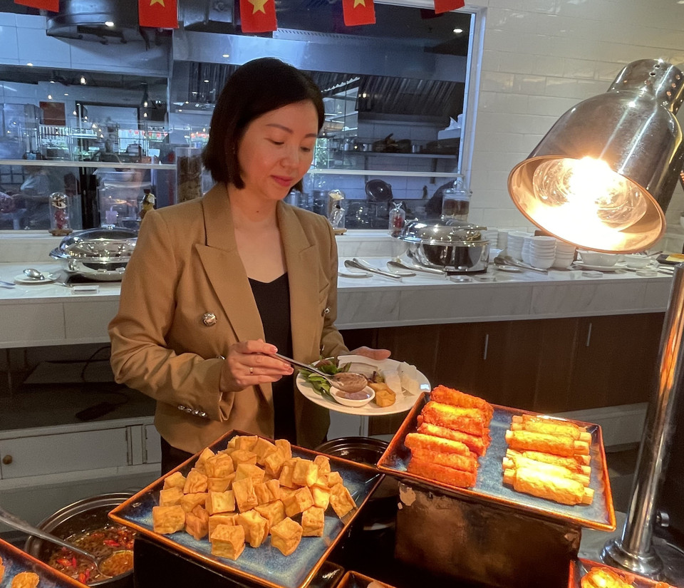 Comensales eligiendo sus platos favoritos en el restaurante Chic en Ciudad Ho Chi Minh. Foto: VNA