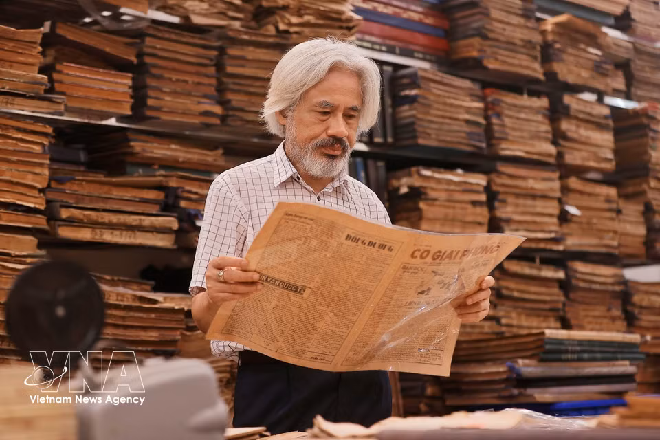 Sala de 50 metros cuadrados con aire acondicionado y deshumidificador para preservar el archivo. Los ejemplares más valiosos se guardan en bolsas de plástico dentro de casquillos de proyectiles en vitrinas. (Foto: VNA)