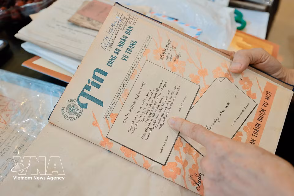 Desde 2016, Dung continúa el legado de su padre viajando por todo el país para ampliar y enriquecer la colección familiar de prensa antigua. (Foto: VNA)