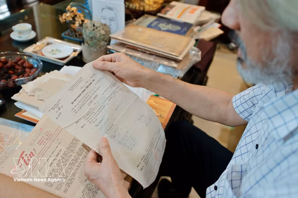 Desde 2016, Dung continúa el legado de su padre viajando por todo el país para ampliar y enriquecer la colección familiar de prensa antigua. (Foto: VNA)