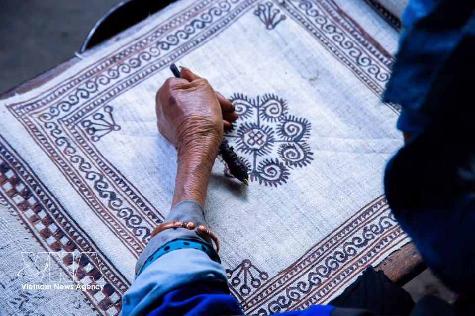 Las mujeres Mong combinan técnicas ancestrales e innovación para convertir el lino en un símbolo cultural vivo. (Foto: VNA)