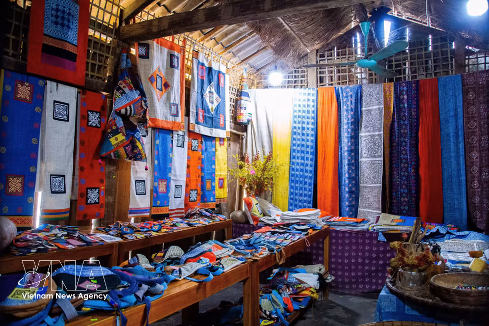 Exposición de productos artesanales como ropa, bolsos y accesorios elaborados a base de lino tradicional. (Foto: VNA)