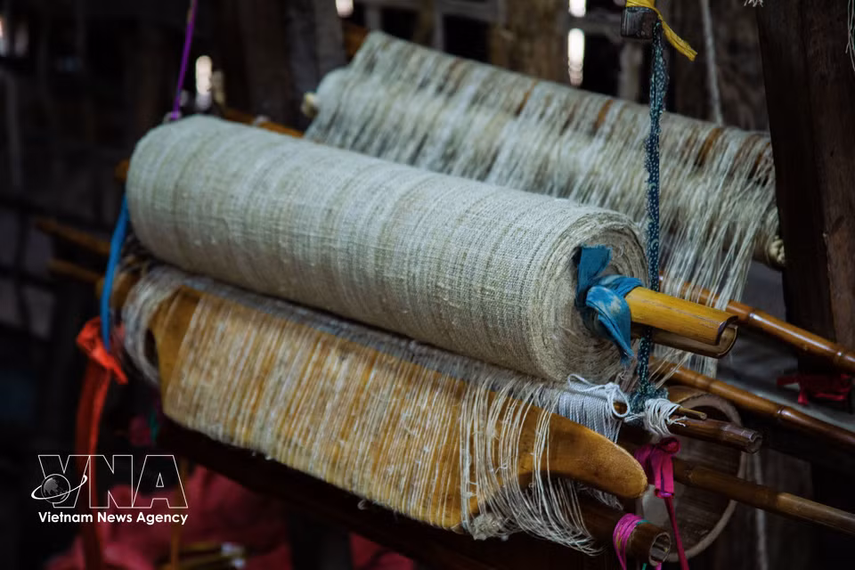 Rollos de lino en bruto preparados y suavizados antes de ser llevados al telar. (Foto: VNA)