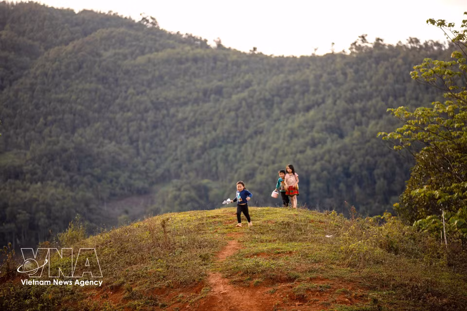 Los niños de Lang Sang juegan a diario en los senderos de la aldea en medio del tranquilo paisaje de montañas y colinas. (Foto: VNA)