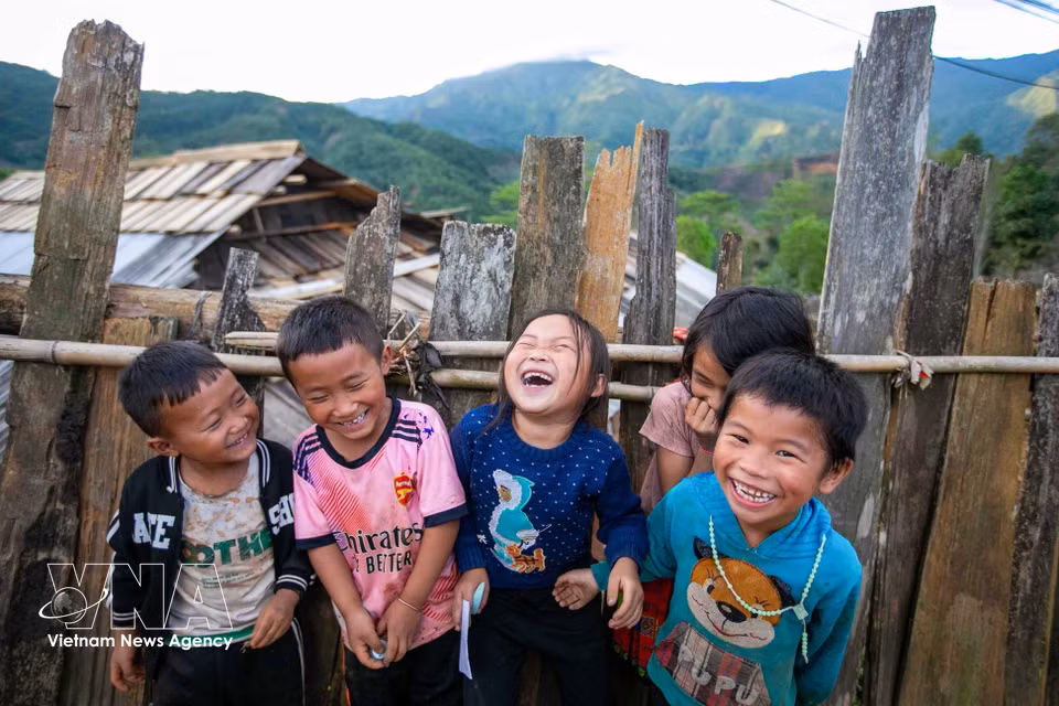 Las sonrisas serenas de los niños en Lang Sang. (Foto: VNA)