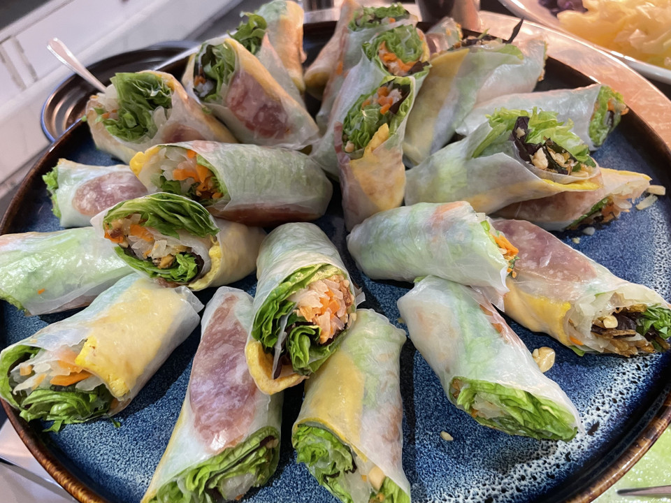 Los Goi cuon (rollitos frescos) se enrollan con papel de arroz y su relleno es de verduras frescas, carne o mariscos, y cilantro. Se sirven con una salsa de pescado mezclada con ajo, chile, un poco de lima y azúcar. Foto: VNA